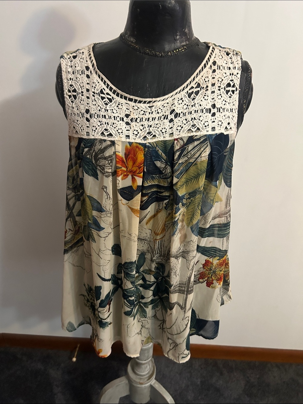 Azel Hazel Crochet Yoke Floral Print Sleeveless Top - Cream Multi